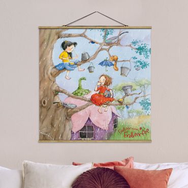 Stoffen schilderij met posterlijst Little Strawberry Strawberry Fairy - It's Raining