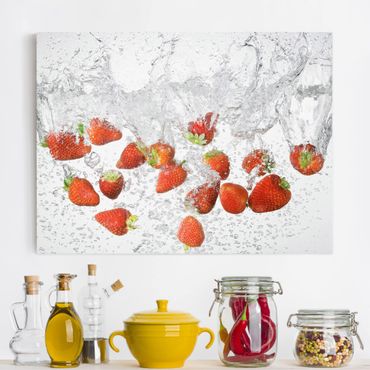 Canvas schilderijen Fresh Strawberries In Water