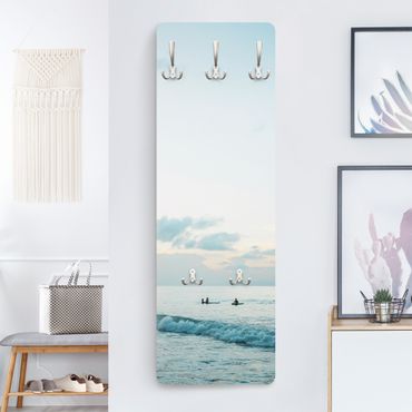 Wandkapstokken houten paneel - Surfer in pastel blue sea