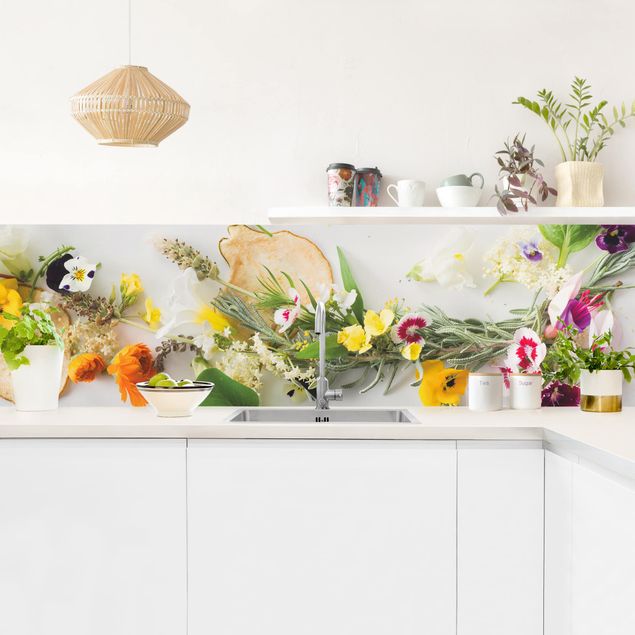 Achterkant keuken Fresh Herbs With Edible Flowers