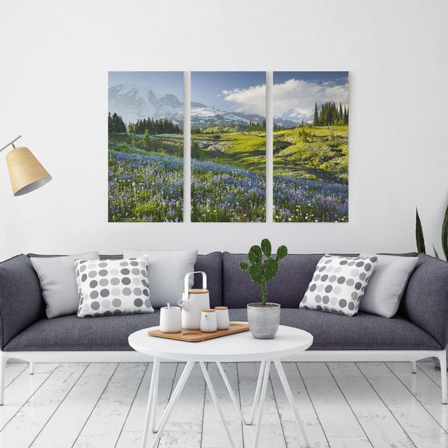 Canvas schilderijen - Mountain Meadow With Blue Flowers in Front of Mt. Rainier