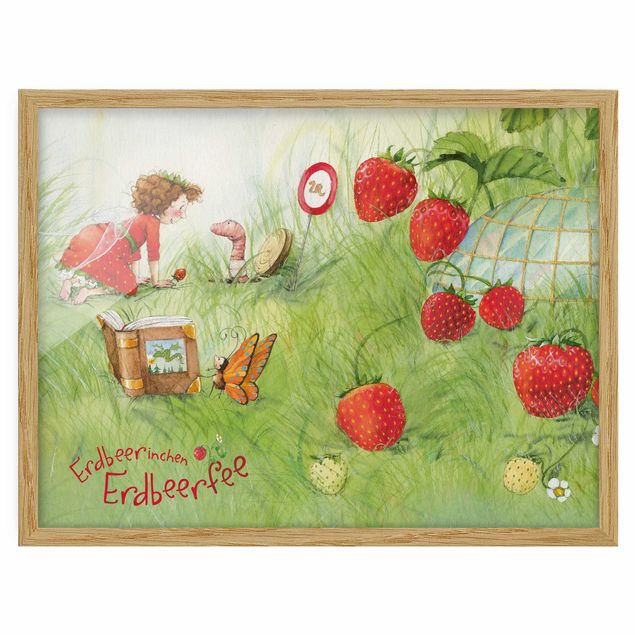 Ingelijste posters Little Strawberry Strawberry Fairy- With Worm Home