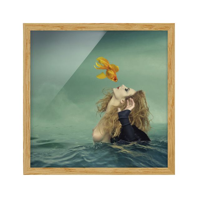 Ingelijste posters Kiss Of A Goldfish