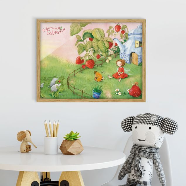 Ingelijste posters Little Strawberry Strawberry Fairy - In The Garden
