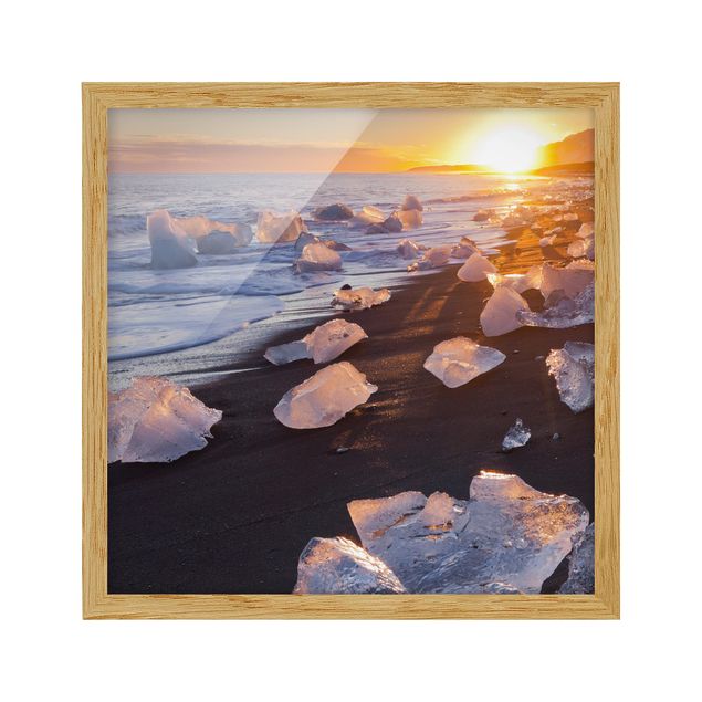 Ingelijste posters Chunks Of Ice On The Beach Iceland