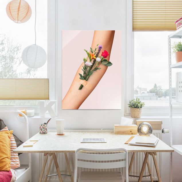 Glasschilderijen Arm With Flowers
