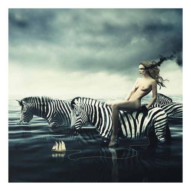 Glasschilderijen Woman Posing With Zebras
