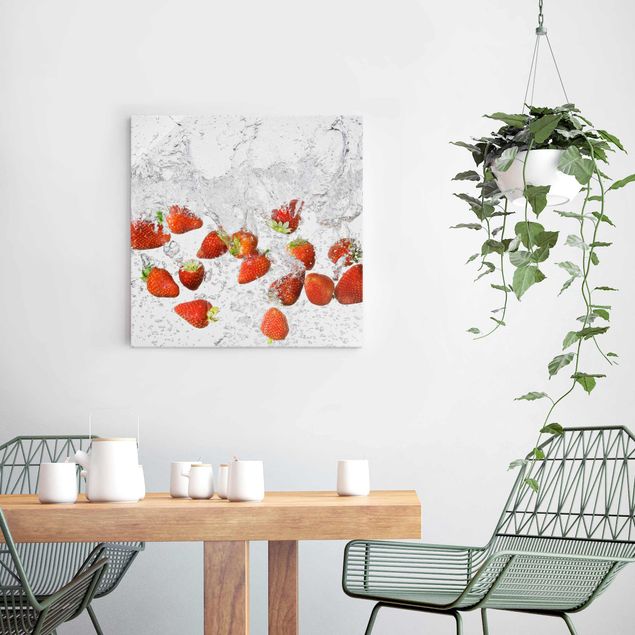 Glasschilderijen Fresh Strawberries In Water