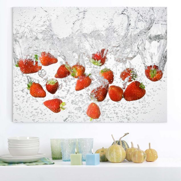 Glas Magnetboard Fresh Strawberries In Water