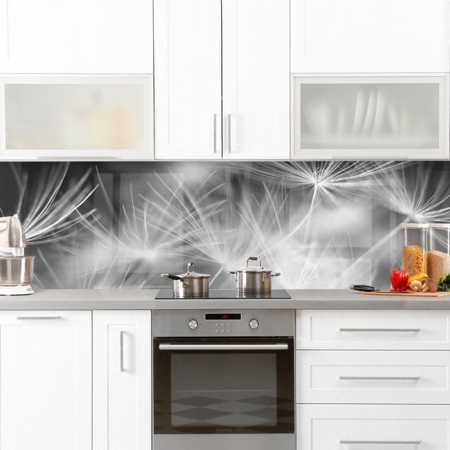 Achterwand voor keuken en zwart en wit Moving Dandelions Close Up On Black Background