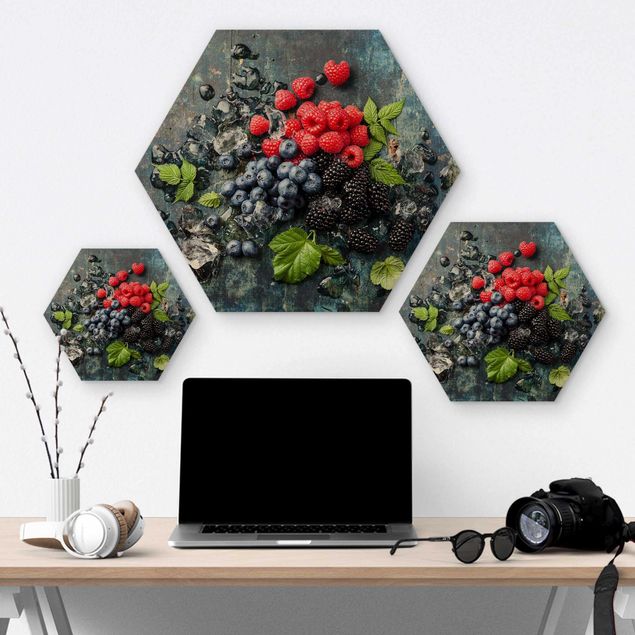 Hexagons houten schilderijen Berry Mix With Ice Cubes Wood