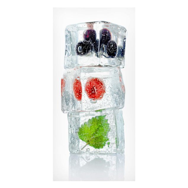 Magneetborden Raspberry lemon balm and blueberries in ice cube