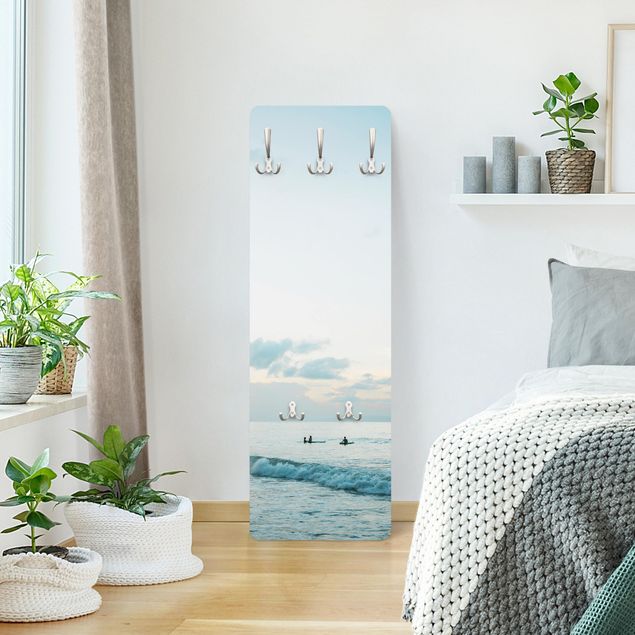 Wandkapstokken houten paneel - Surfer in pastel blue sea