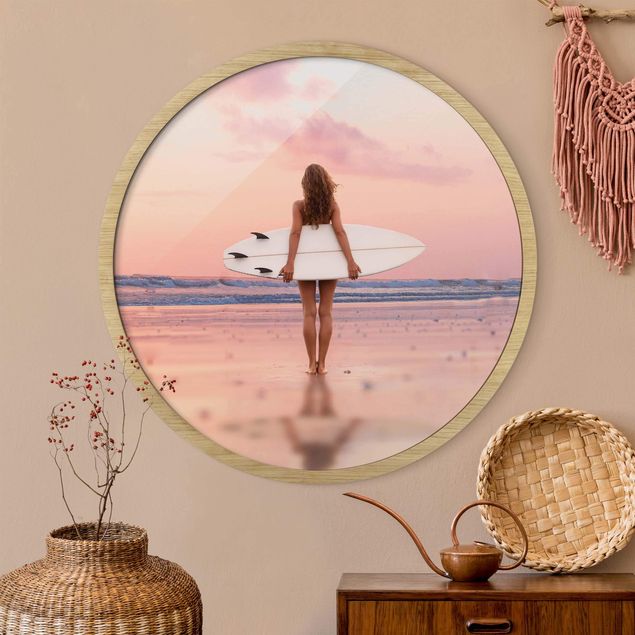 Rond schilderijen Surfer Girl With Board At Sunset