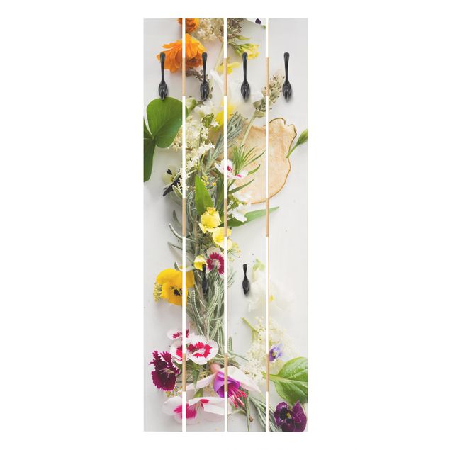 Wandkapstokken houten pallet Fresh Herbs With Edible Flowers